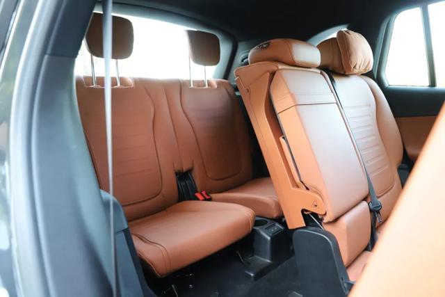 奔驰GLC:奔驰7座SUV优惠15万!内饰氛围感拉满,轴距2977mm!