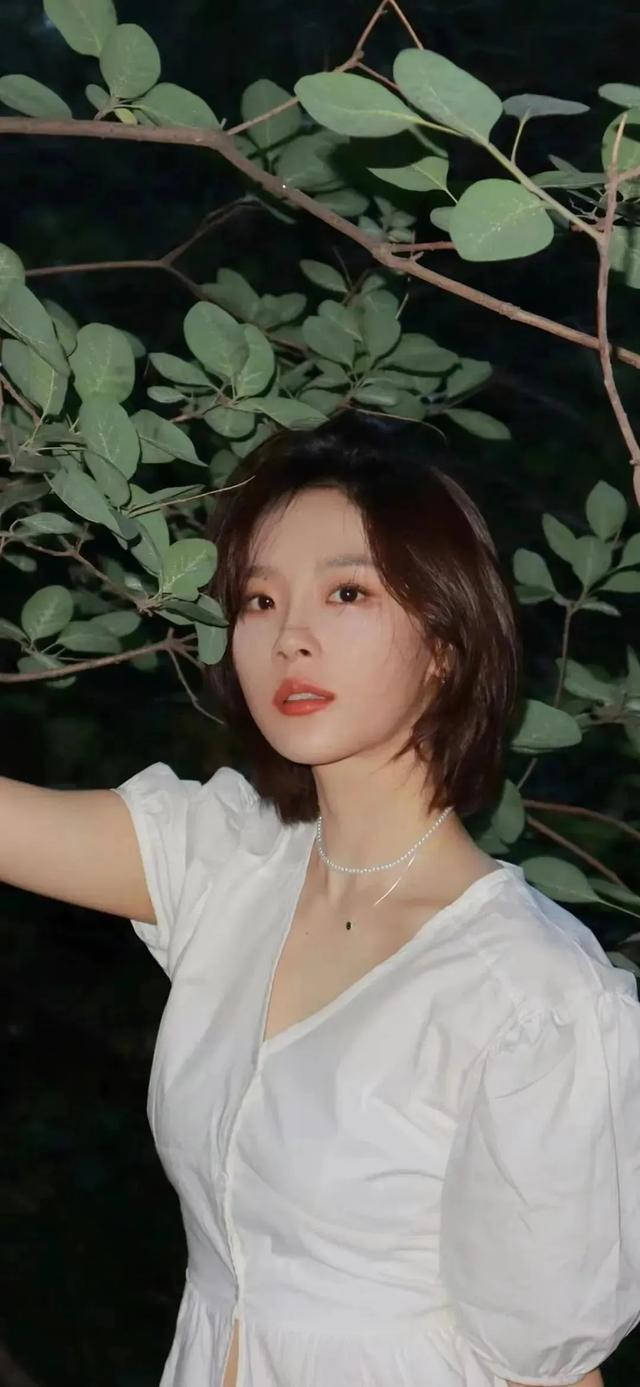 卢洋洋:颜值爆表,笑靥倾城,身材勾勒梦幻轮廓,解锁魅力新维度