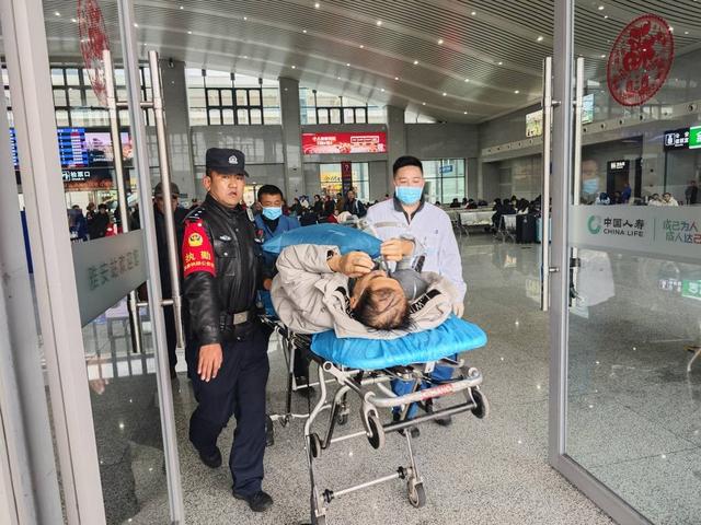 旅客突发疾病,家属急到崩溃,95后客运值班员紧急送医处置|看见正能量