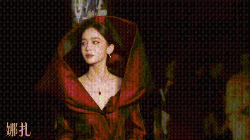 1米78奚梦瑶走秀，跟1米73何猷君同框，把人情世故体现得淋漓尽致