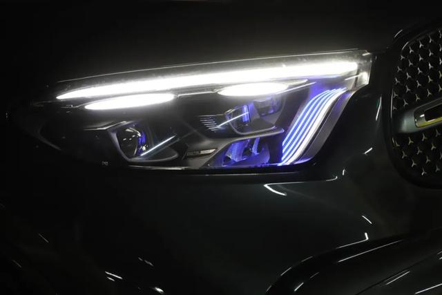 奔驰GLC:奔驰7座SUV优惠15万!内饰氛围感拉满,轴距2977mm!