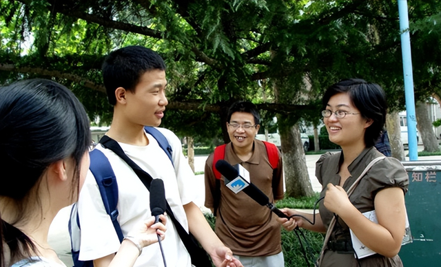 北大韦东奕父亲原来也是“韦神”，是山大教授，教育方式更不一般