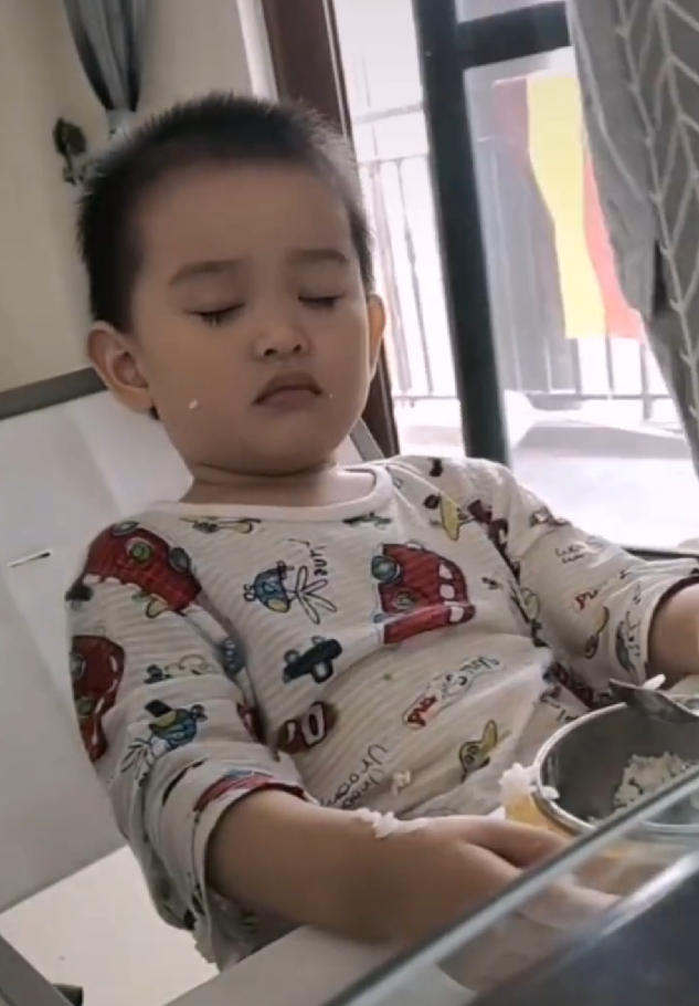 47岁黄海冰撞脸樊少皇，曾是古装男神，如今转型拍段子当网红？