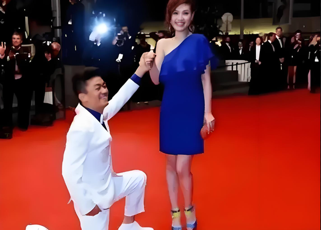 甄子丹生日，王宝强携高挑美女冯清出席 网友：这身材比马蓉好多了