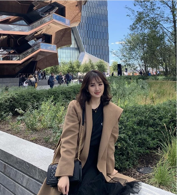 21岁任正非女儿近照曝光!甜美可人颜值高,名媛气质足还是真学霸