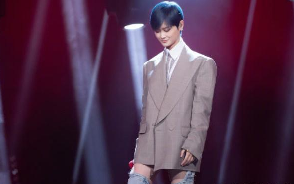 李宇春把刘海扎成辫子,看着可爱了不少,春天留这款发型很舒爽!