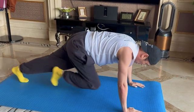 50岁于和伟豪宅内健身!穿背心大秀健硕肌肉,浑身是汗脸部通红