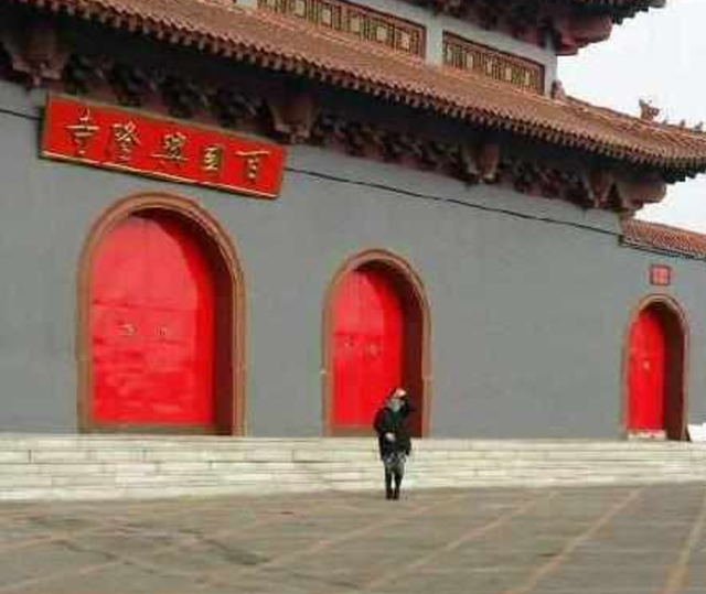 “林妹妹”陈晓旭之墓：鲜花环绕，汉白玉雕像让人垂怜