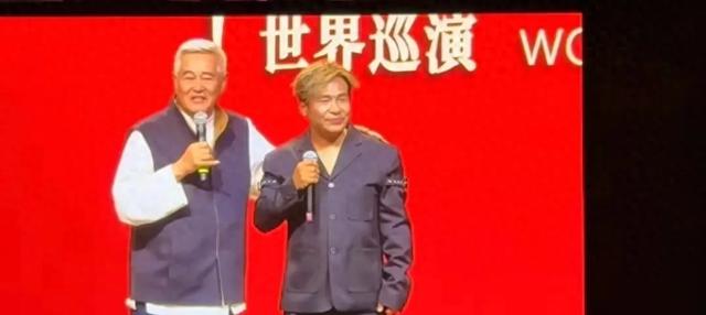 赵本山新加坡演出!40年旧衣一穿,台下观众破防:这才是真艺术家