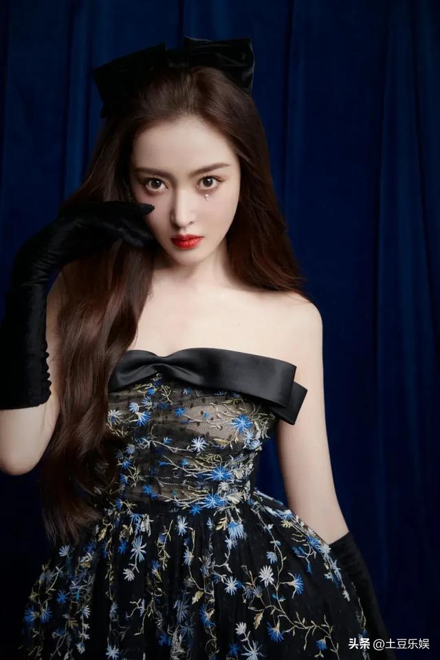 深藏不露!张天爱黑丝渔网袜加性感身材,太辣了!