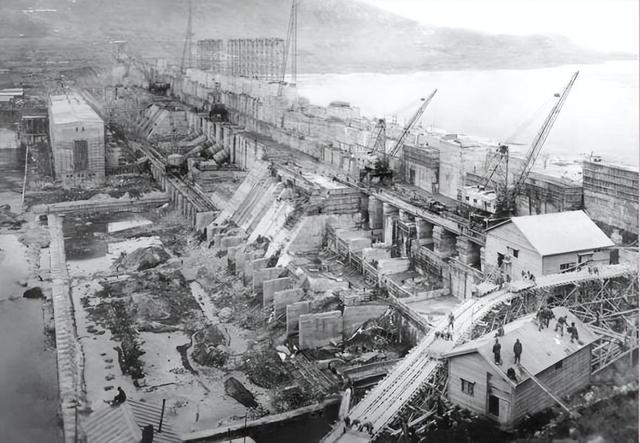 1966年，李鹏总理在北京，儿子李小鹏、李小勇出镜，一张罕见合影