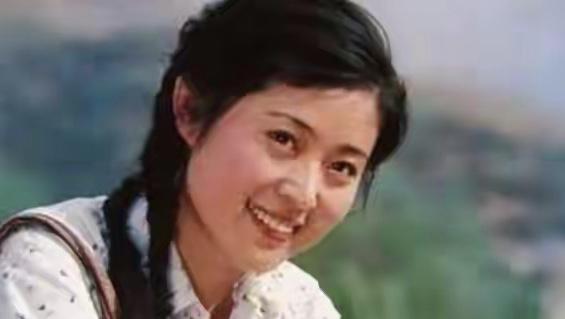 62岁倪萍近况曝光,下楼梯踉跄需人搀扶,身体状况引担忧