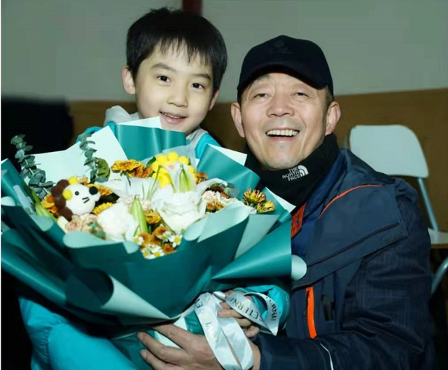 蒋雯丽64岁老公露面,与众戏骨同框笑开花,怀抱萌娃被猜是亲爷孙