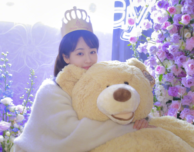 29岁杨紫晒庆生照,派对现场奢华用心,好友乔欣刘涛蒋欣发文表白