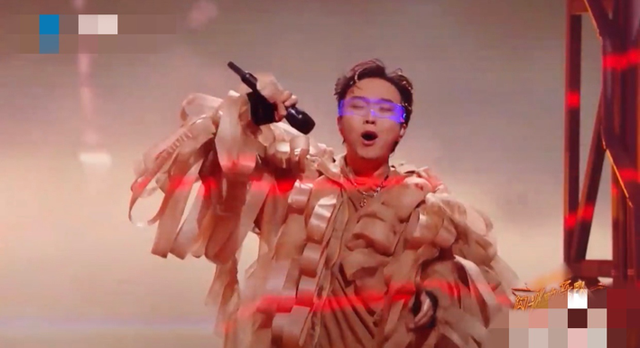 李玉刚回村放飞自我,雪地打滚撒欢好自在,摔倒也不在意路人眼光