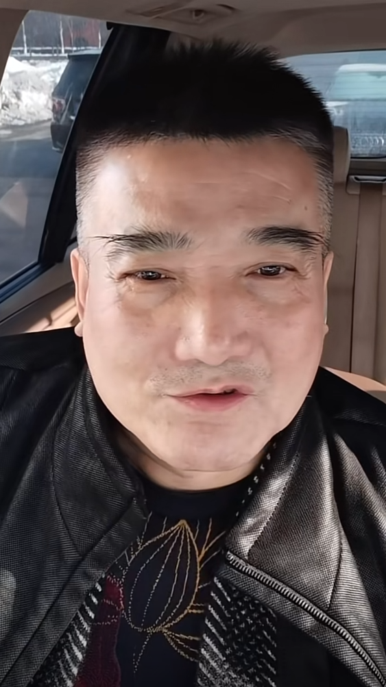 何庆魁儿子为77岁的父亲办八十大寿，魏三台上发火，寿宴成笑话！