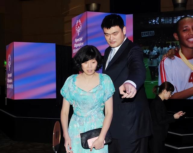 姚明与妻子叶莉近况：42岁叶莉韵味十足，13岁女儿身高到姚明胸口
