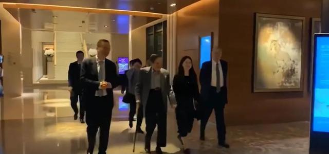 103岁的杨振宁牵着妻子翁帆的手露面，他步伐很轻快，翁帆很开心