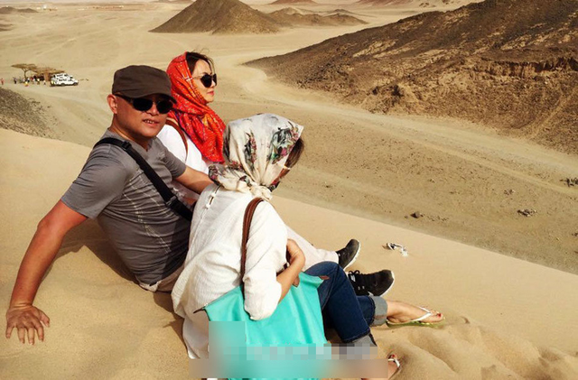 49岁孟非携家人罕露面，妻子身材纤细长腿瞩目，相识36年仍恩爱