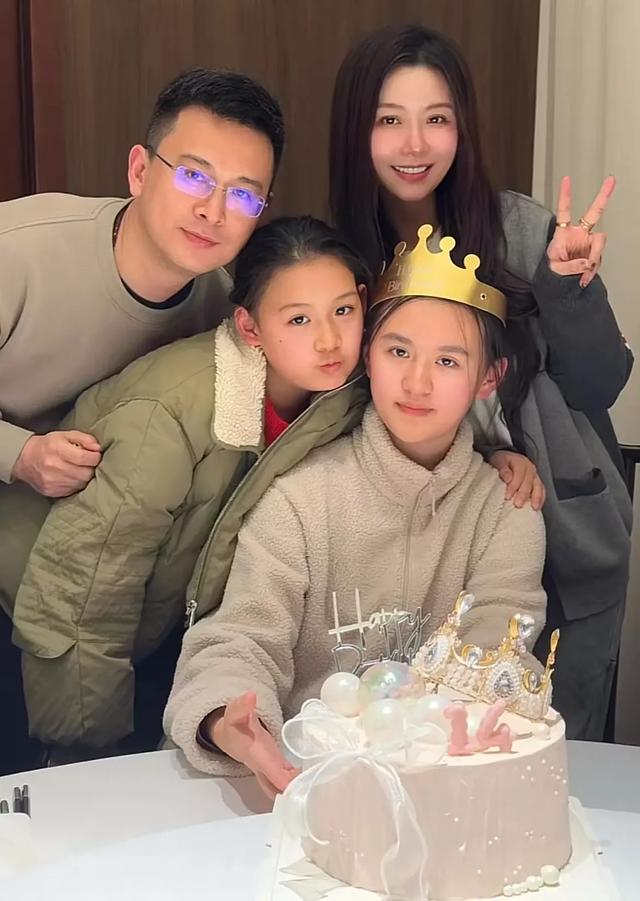 湖南“省脸”魏哲浩为长女庆生，46岁白发抢镜，14岁彤彤身高173
