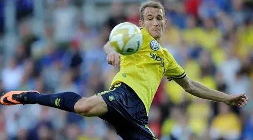 从法甲“饼王”，到感染新冠，他走过了怎样的崎岖球路？