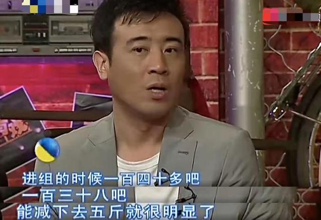 50岁于和伟豪宅内健身!穿背心大秀健硕肌肉,浑身是汗脸部通红