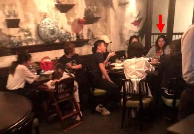 暗戳戳撒狗粮!奚梦瑶何猷君同戴情侣帽逛街被偶遇