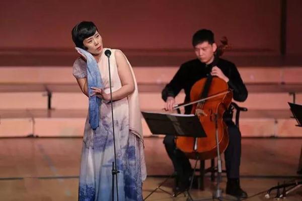 莫名爆红的龚琳娜：外籍老公把她当宝，9岁混血儿子为她贴心做饭