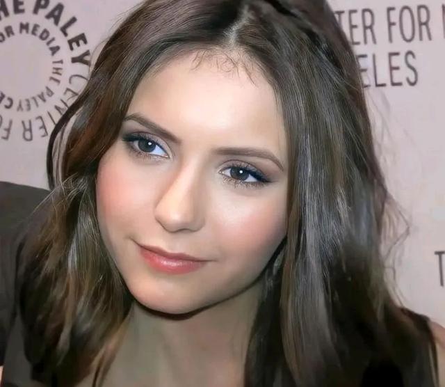 太炸裂!欧美界女星Nina Dobrev被称为最美的“吸血鬼女王”太漂亮!