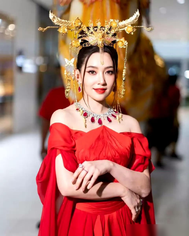 泰星Bella佩戴价值1.08亿铢首饰参加活动,和富商Will约会被拍