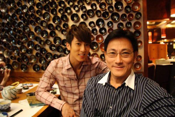 吴尊生日晒合照,73岁的吴尊爸爸出镜!颜值不输40岁吴尊