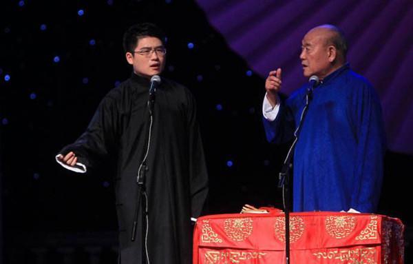 他给马三立当捧哏却未曾大火，师弟学生和徒弟那是相当不错