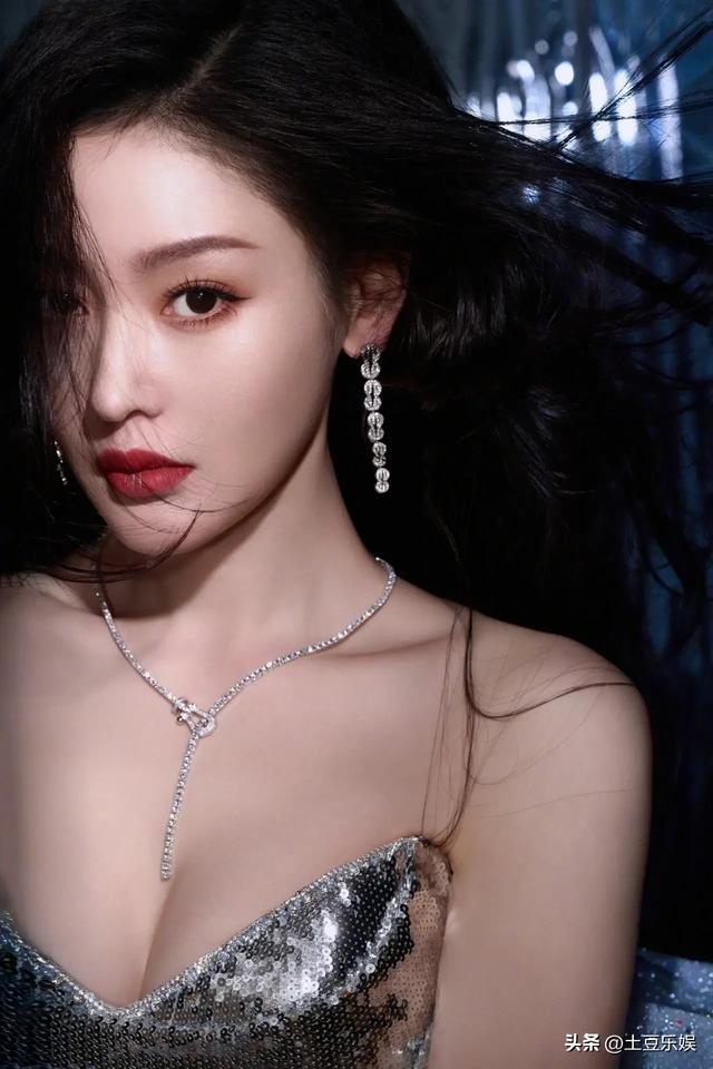 深藏不露!张天爱黑丝渔网袜加性感身材,太辣了!