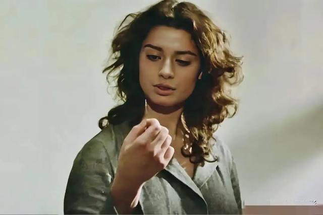 女子监狱片,很“黄暴”!这6部惊悚片,绝美中透着一股诱惑