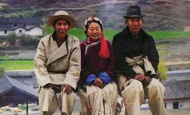 一妻多夫制，一家人是怎么生活在一起的？女性根本就是受罪