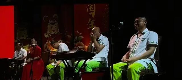 赵本山新加坡演出!40年旧衣一穿,台下观众破防:这才是真艺术家