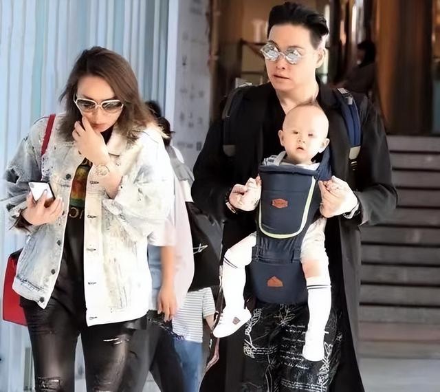 苏永康的二婚妻子原来是她？五官普通但长相大气，穿西装优雅高贵