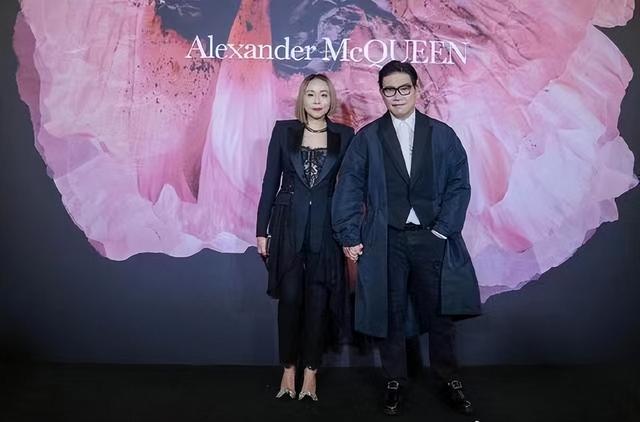 苏永康的二婚妻子原来是她？五官普通但长相大气，穿西装优雅高贵