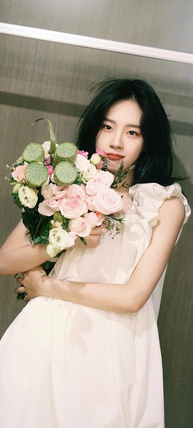 卢洋洋:颜值爆表,笑靥倾城,身材勾勒梦幻轮廓,解锁魅力新维度