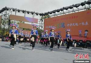 摩托舞(万人齐聚云南牟定 同跳左脚舞共庆“三月会”)