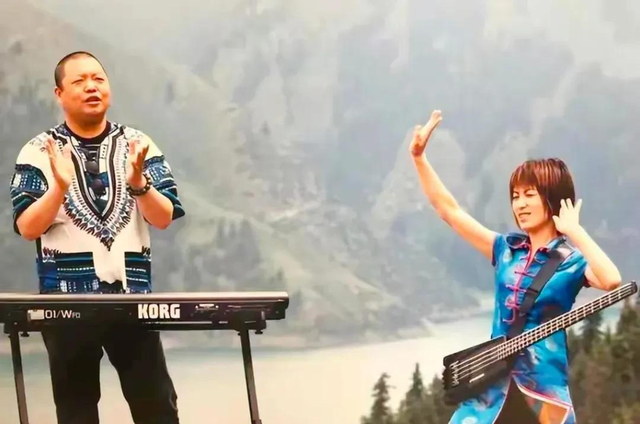 格日乐连登四次春晚，却因其恩师害得自己星途尽毁，今仍孤身一人