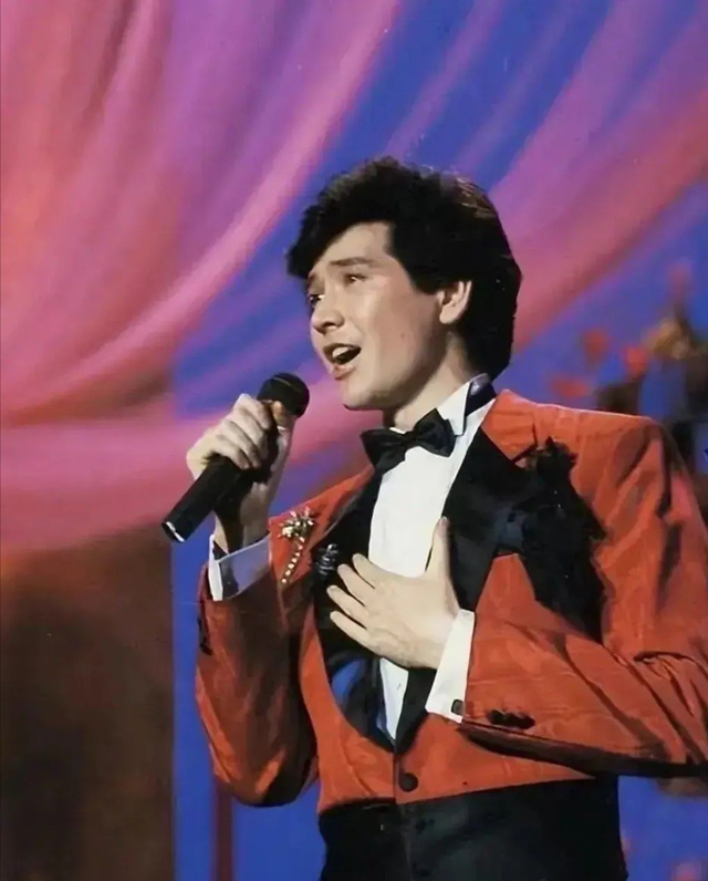 终于明白费翔没有老婆没有孩子的原因了！看他和许知远对谈就明白