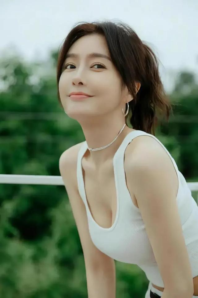 45岁秦岚打破年龄焦虑,后台麻将局穿抹胸裙,傲人上围艳压全场