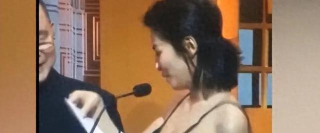 尴尬！刘涛走光引热议，网友齐呼“注意尺度”