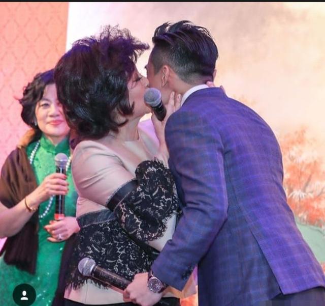 71岁徐小凤现身，戴口罩与好友聚餐，十分开心