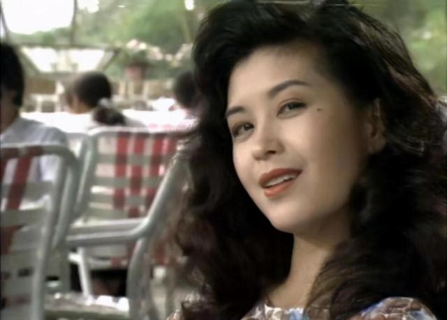 1990年，21岁伍咏薇嫁给52岁富豪翁江培，13天后丈夫离开人世