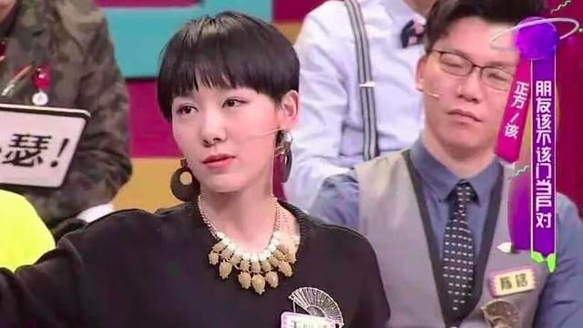 2011年,她全裸接受记者采访,并称:我敢看你们,你们敢看我吗?