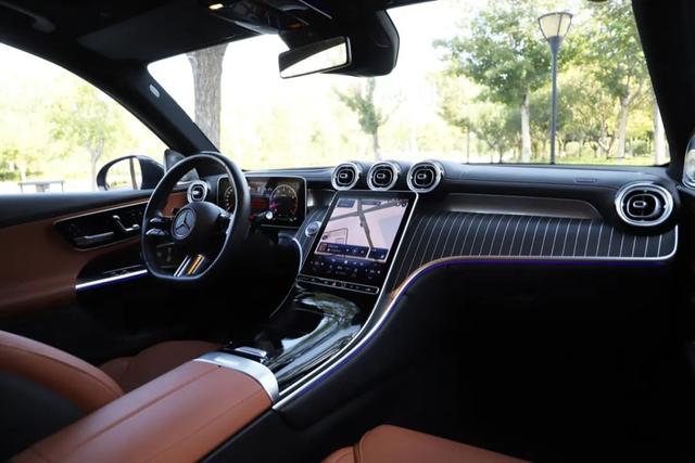 奔驰GLC:奔驰7座SUV优惠15万!内饰氛围感拉满,轴距2977mm!