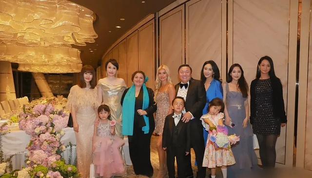 46岁金海心和帕梅拉 罕见身穿姜凯生日宴 我却被39岁杜若溪惊艳到了