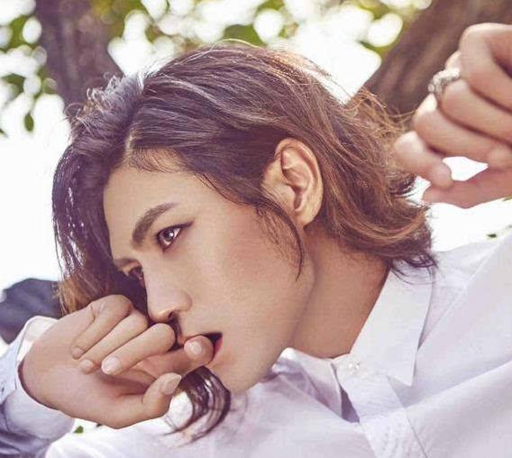 帅气血族王子被迫亮明身份,小姑娘受到惊吓以为遇到神经病